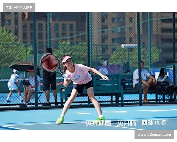 网球赛场上竞技与魅力并存 运动员风采尽显精彩瞬间