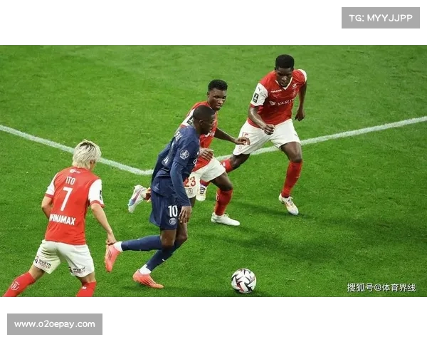 法甲赛场惊现乌龙球激烈角逐意外成焦点 法甲赛场惊现乌龙球激烈角逐意外成焦点